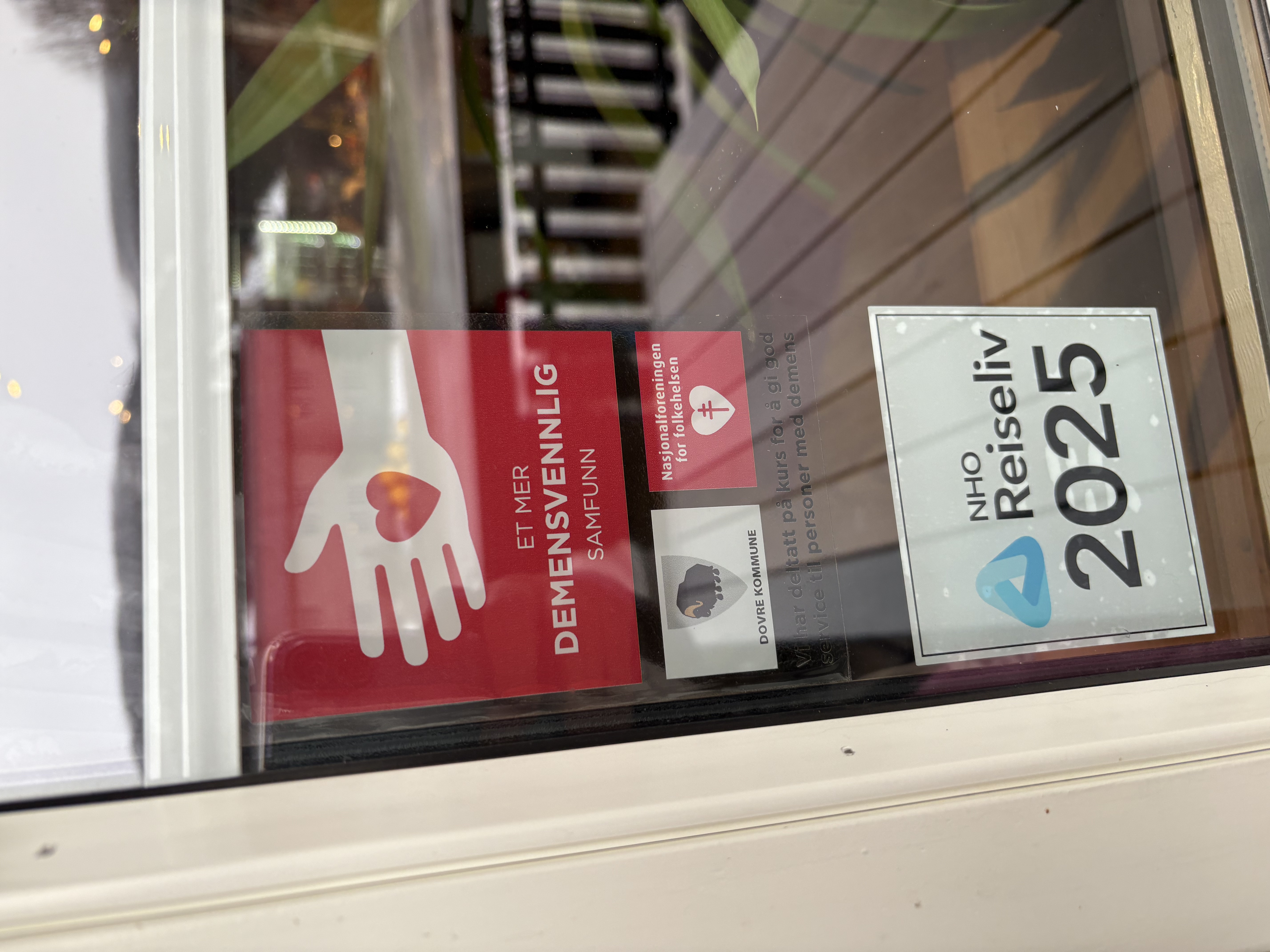 A storefront sticker promoting a more dementia-friendly society in Norway